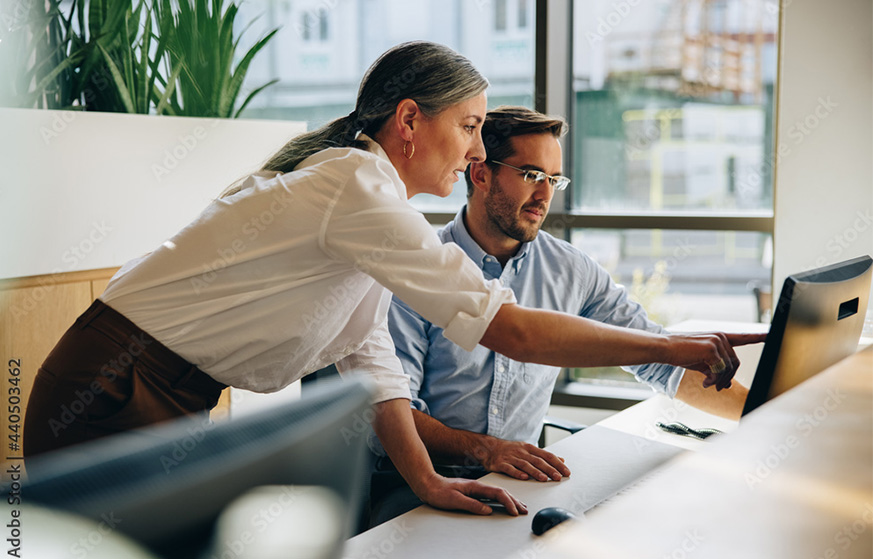 Supervisor explaining something to an employee.